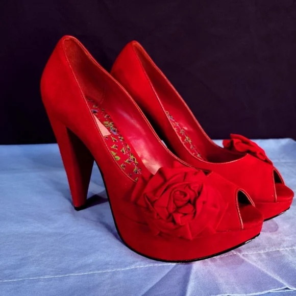 Betsey Johnson Shoes - Betsey Johnson Kalen Redsde Pumps with flower detail